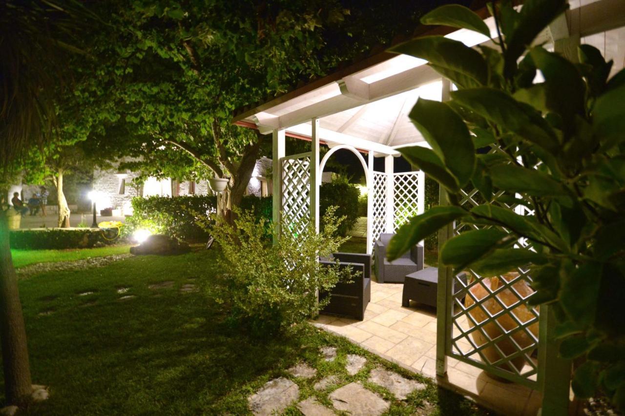 Trulli Petra Chiara Bed & Breakfast Locorotondo Exterior foto