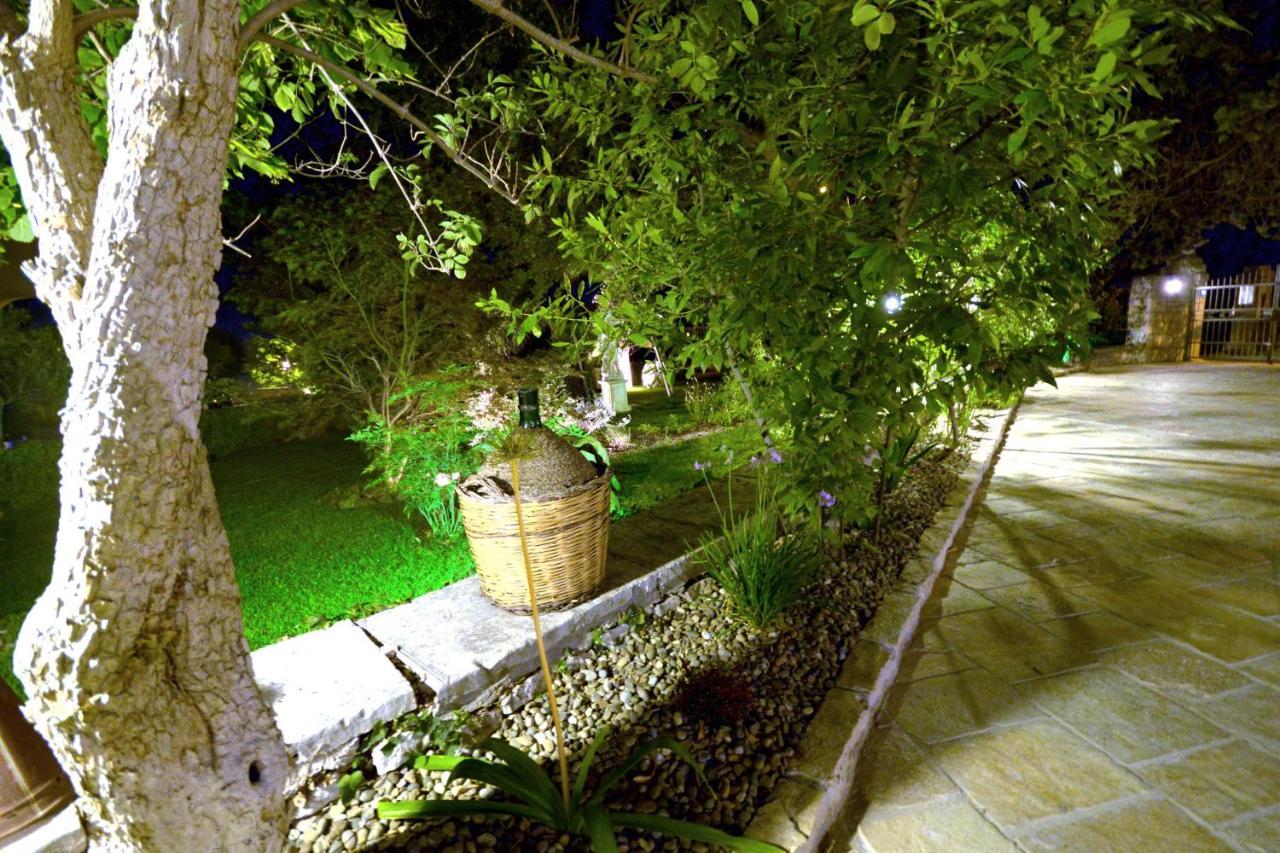 Trulli Petra Chiara Bed & Breakfast Locorotondo Exterior foto